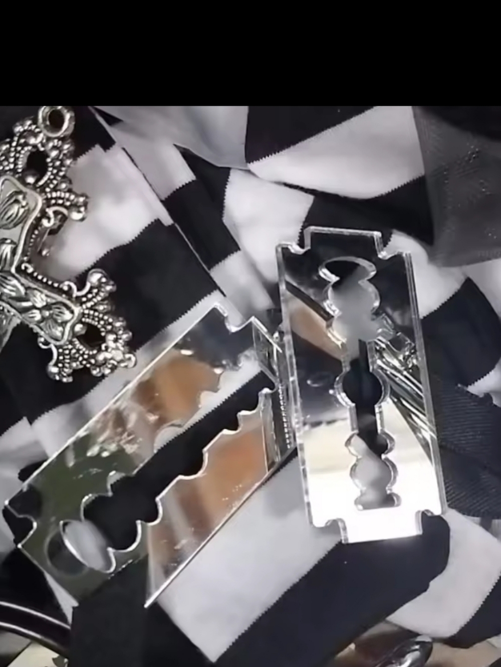 2 Razorblade Hairclips - Picture 9 of 9